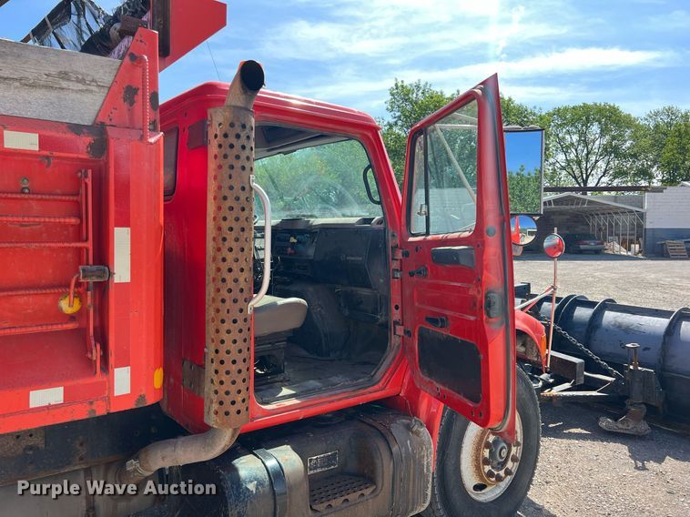 image for item LG9206 1997 International 4900  dump truck