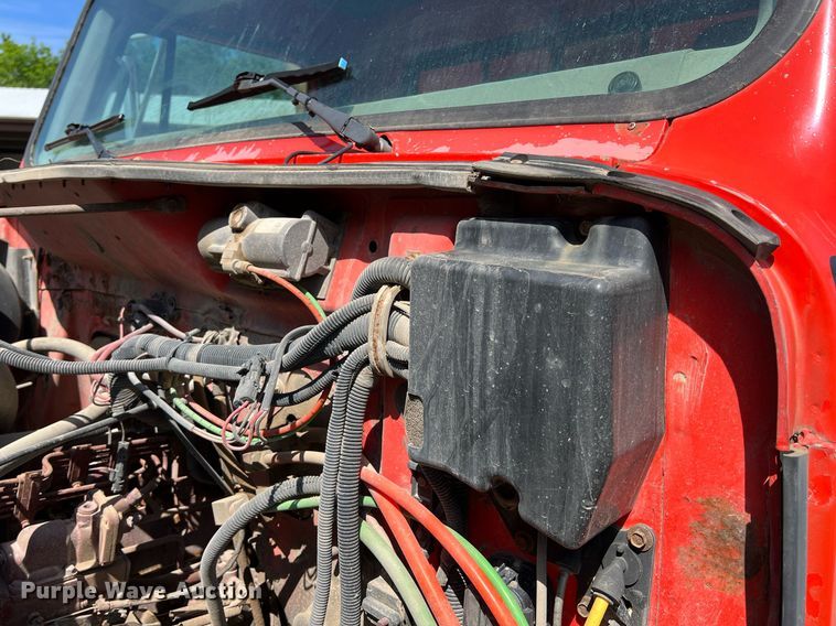 image for item LG9206 1997 International 4900  dump truck