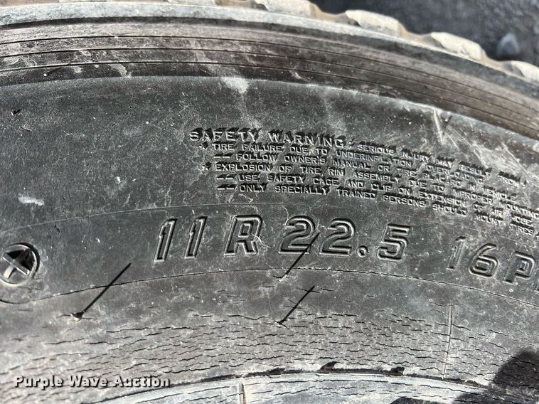 image for item LG9206 1997 International 4900  dump truck