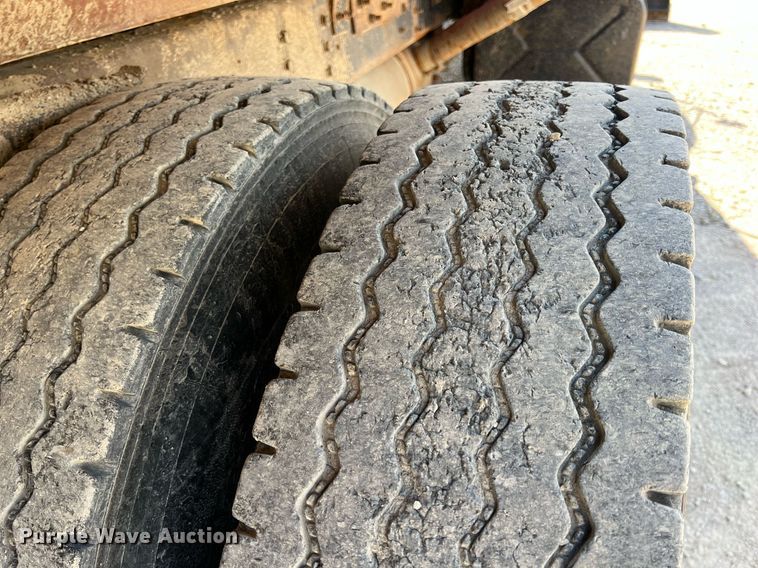 image for item LG9206 1997 International 4900  dump truck