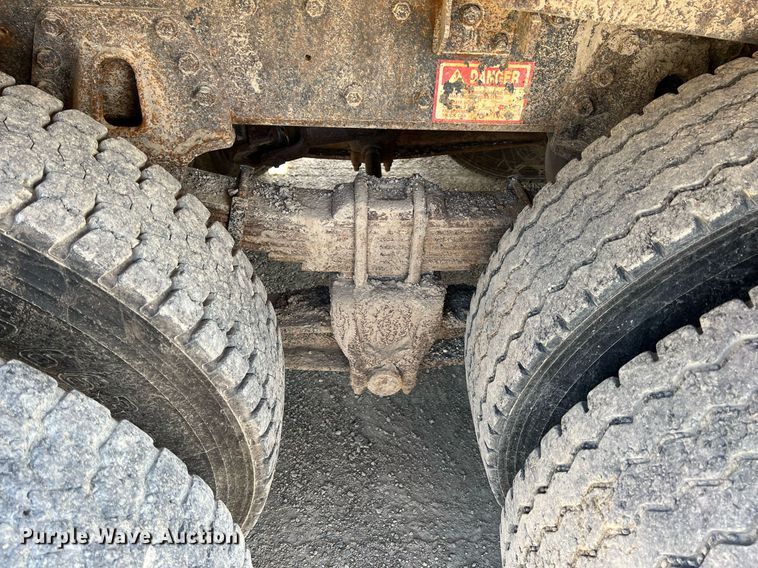 image for item LG9206 1997 International 4900  dump truck