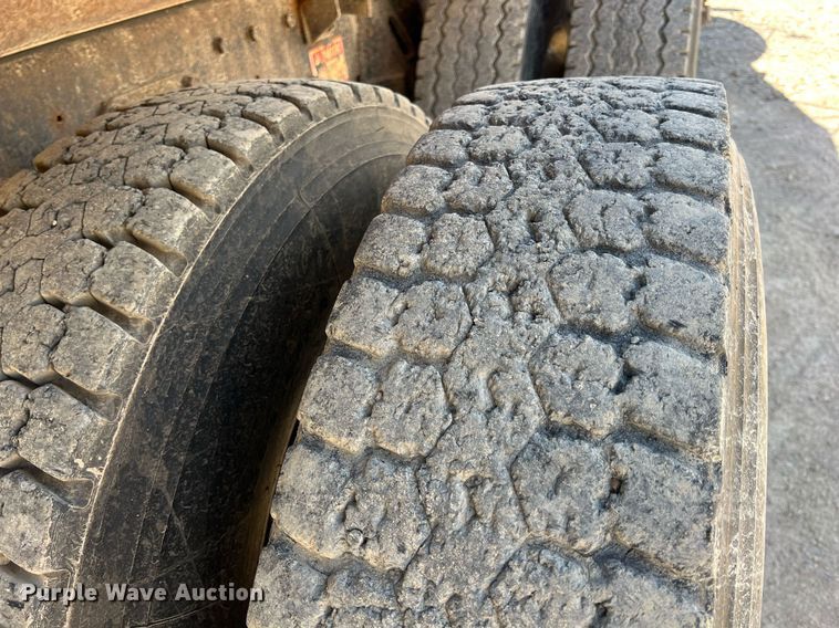 image for item LG9206 1997 International 4900  dump truck