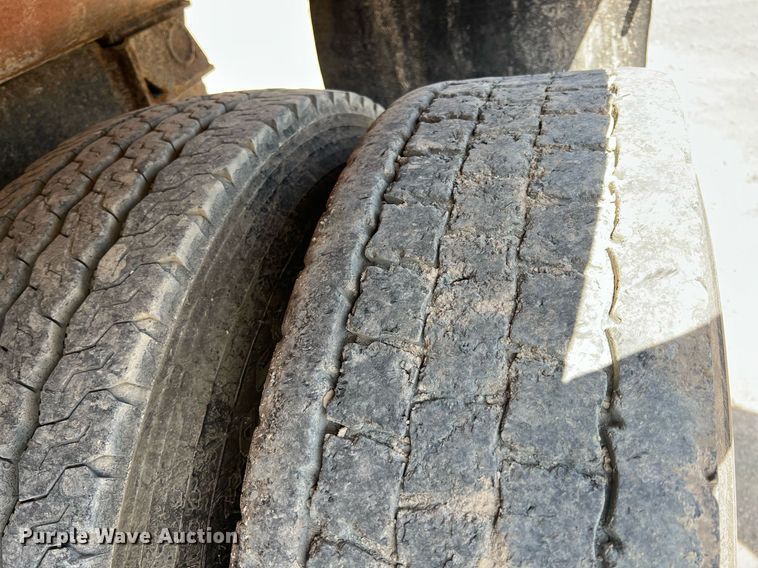 image for item LG9206 1997 International 4900  dump truck