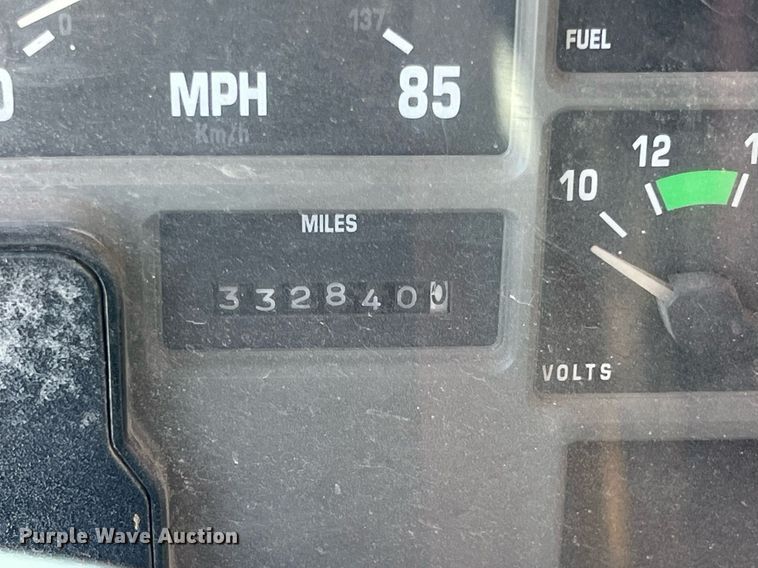 image for item LG9206 1997 International 4900  dump truck