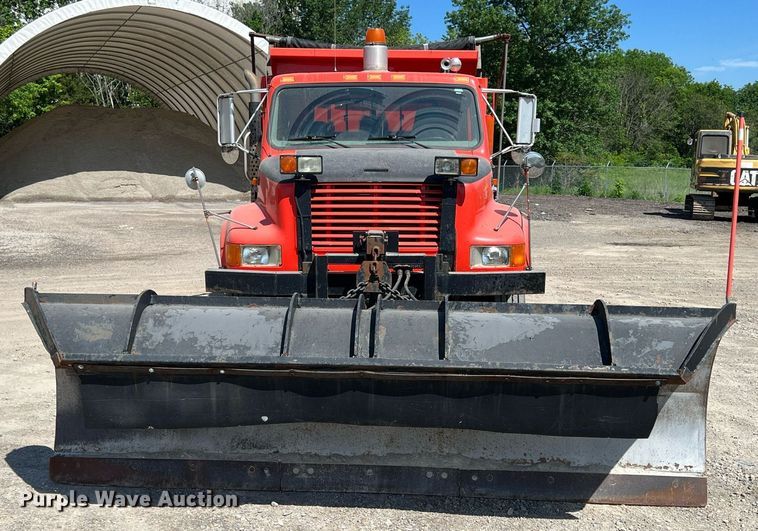 image for item LG9207 1997 International 4900  dump truck