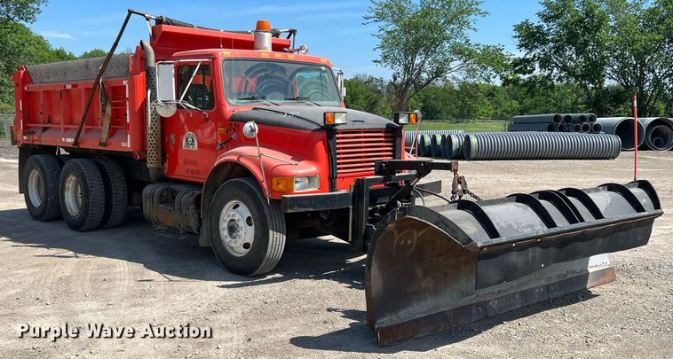 image for item LG9207 1997 International 4900  dump truck