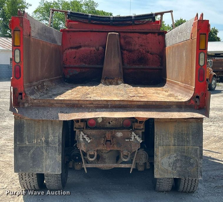 image for item LG9207 1997 International 4900  dump truck