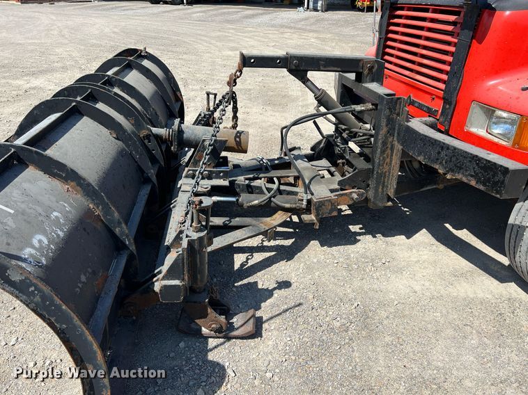 image for item LG9207 1997 International 4900  dump truck