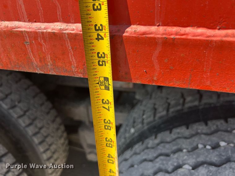 image for item LG9207 1997 International 4900  dump truck