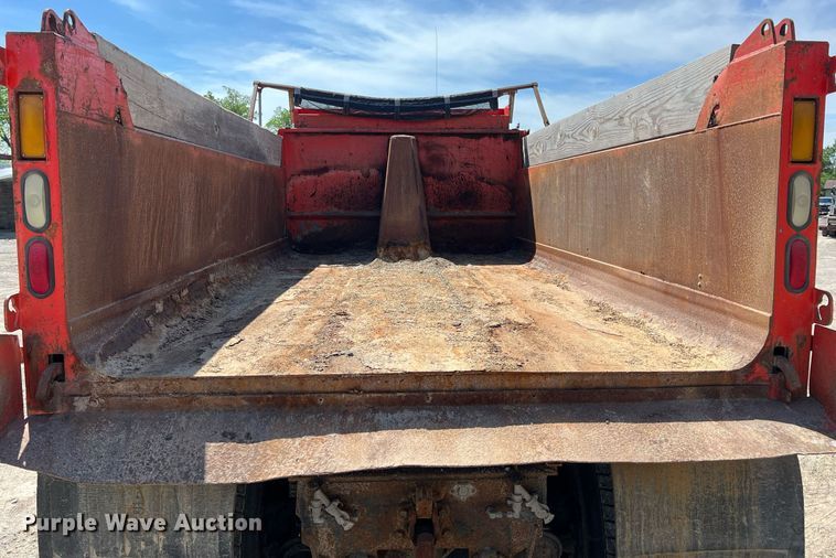 image for item LG9207 1997 International 4900  dump truck