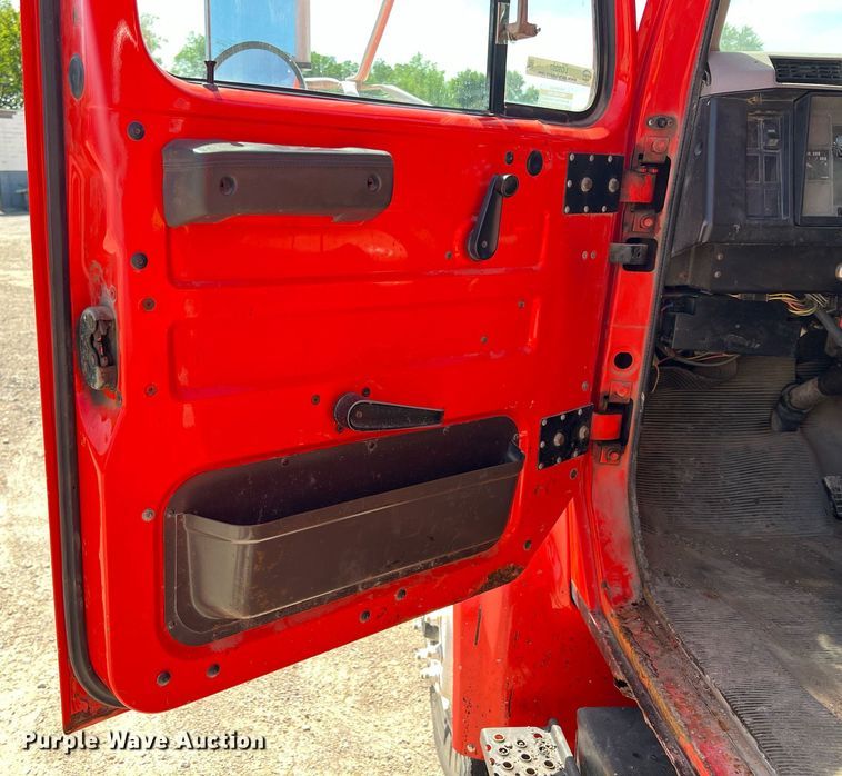 image for item LG9207 1997 International 4900  dump truck