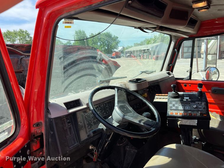 image for item LG9207 1997 International 4900  dump truck