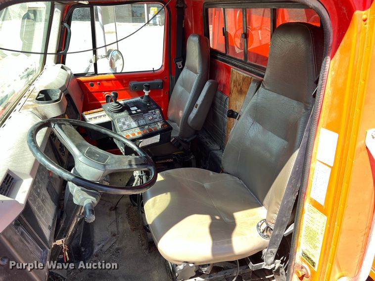 image for item LG9207 1997 International 4900  dump truck