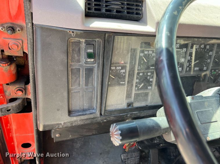 image for item LG9207 1997 International 4900  dump truck