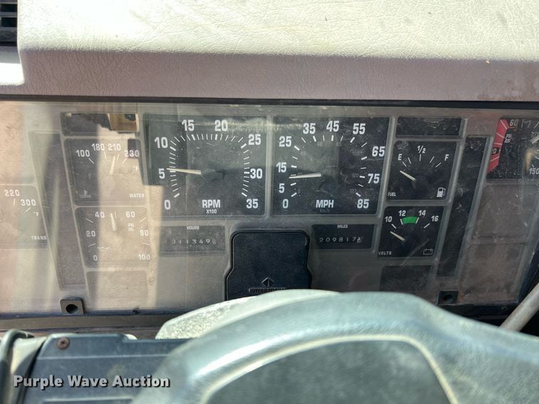 image for item LG9207 1997 International 4900  dump truck