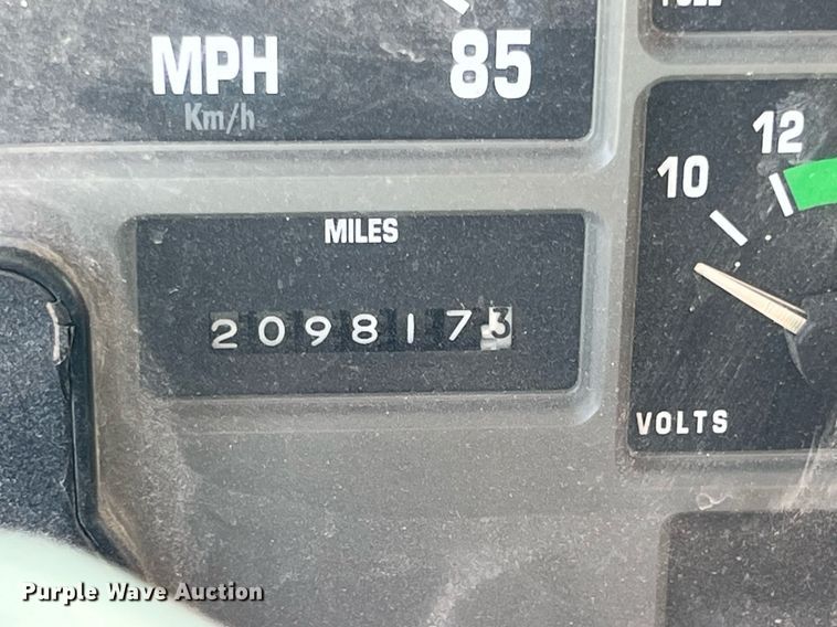 image for item LG9207 1997 International 4900  dump truck