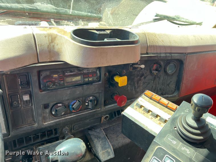 image for item LG9207 1997 International 4900  dump truck