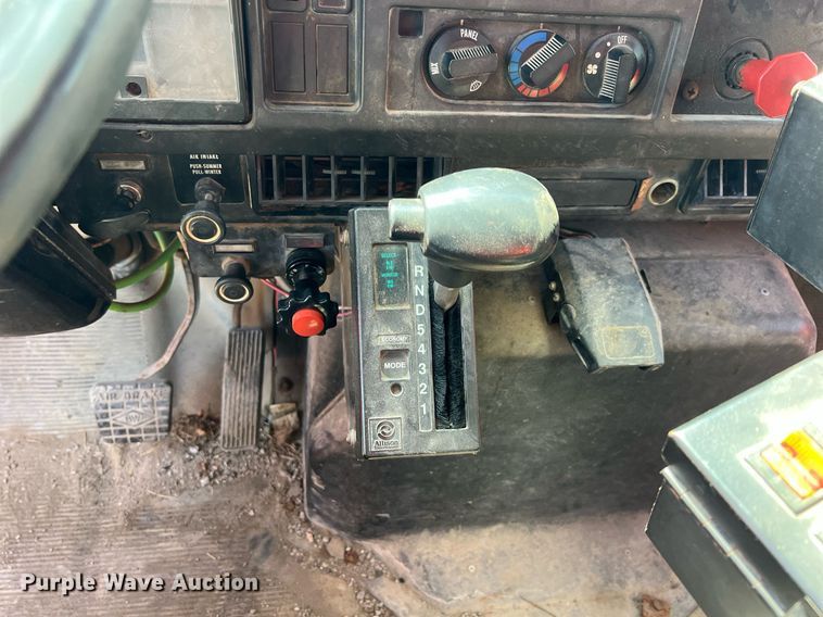 image for item LG9207 1997 International 4900  dump truck