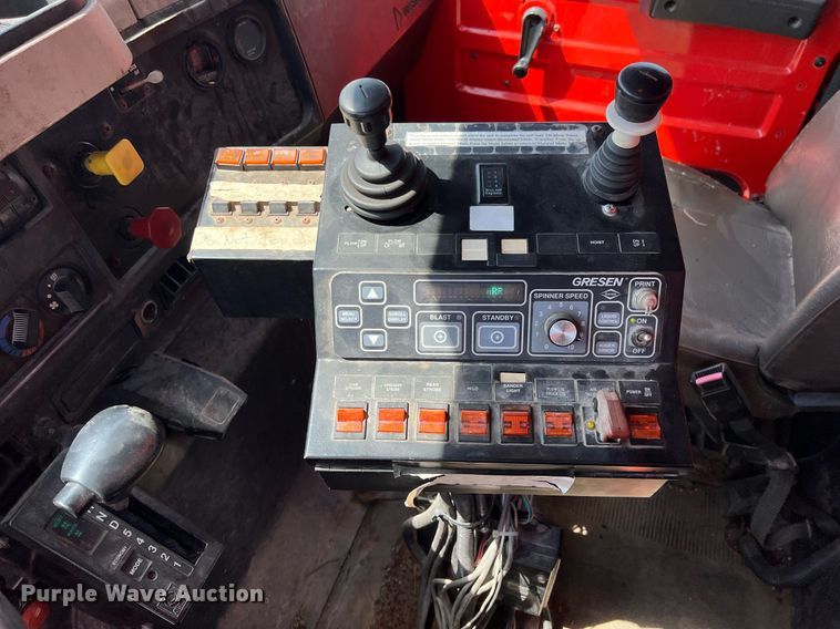 image for item LG9207 1997 International 4900  dump truck