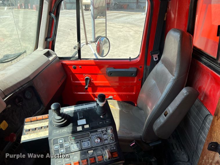 image for item LG9207 1997 International 4900  dump truck