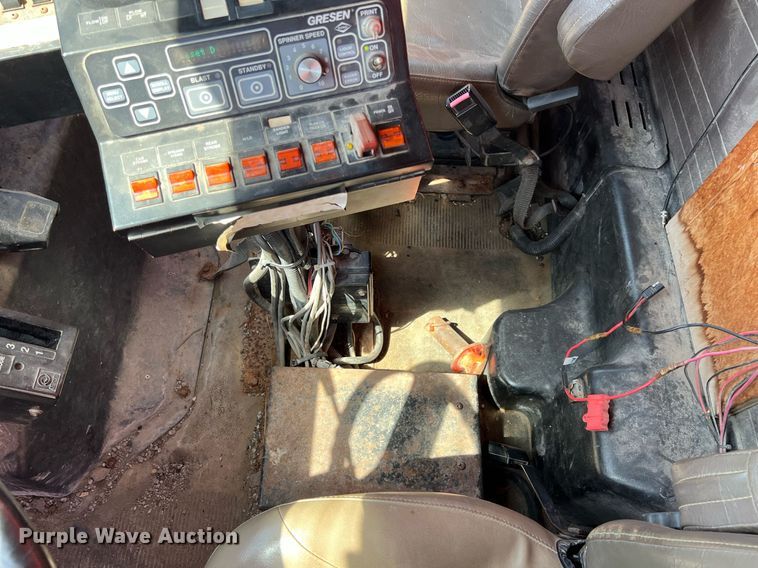 image for item LG9207 1997 International 4900  dump truck