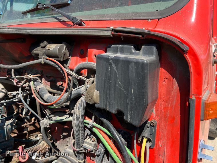 image for item LG9207 1997 International 4900  dump truck