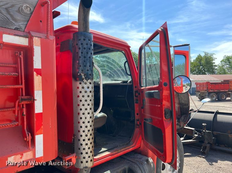 image for item LG9207 1997 International 4900  dump truck