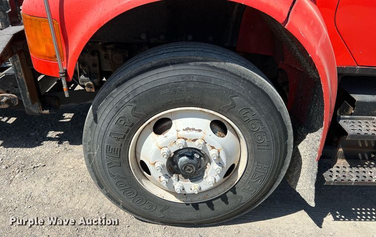 image for item LG9207 1997 International 4900  dump truck