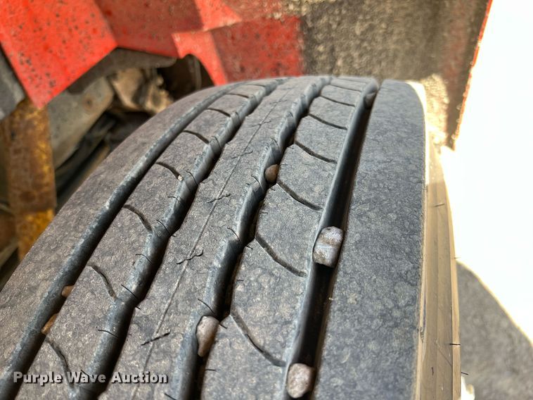 image for item LG9207 1997 International 4900  dump truck