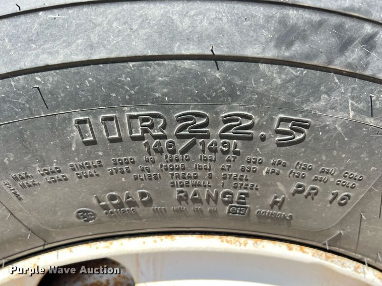 image for item LG9207 1997 International 4900  dump truck