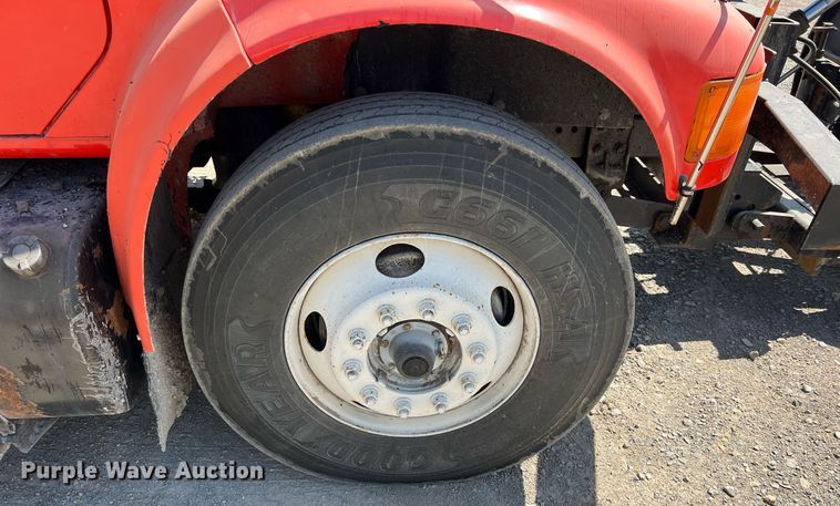 image for item LG9207 1997 International 4900  dump truck