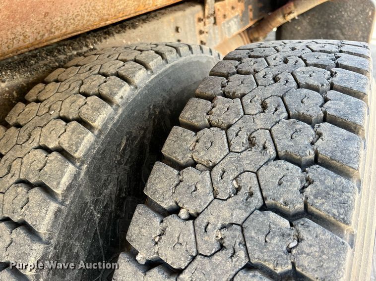 image for item LG9207 1997 International 4900  dump truck