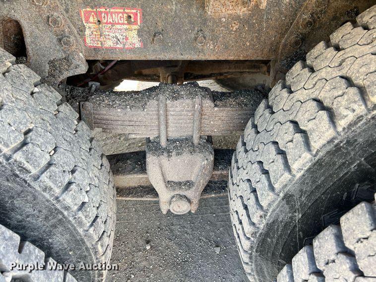 image for item LG9207 1997 International 4900  dump truck