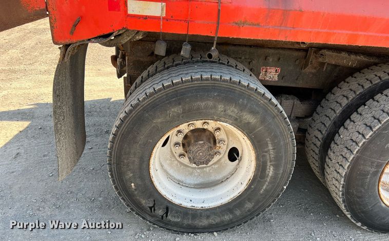 image for item LG9207 1997 International 4900  dump truck