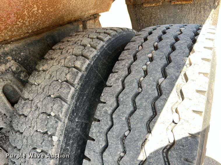 image for item LG9207 1997 International 4900  dump truck