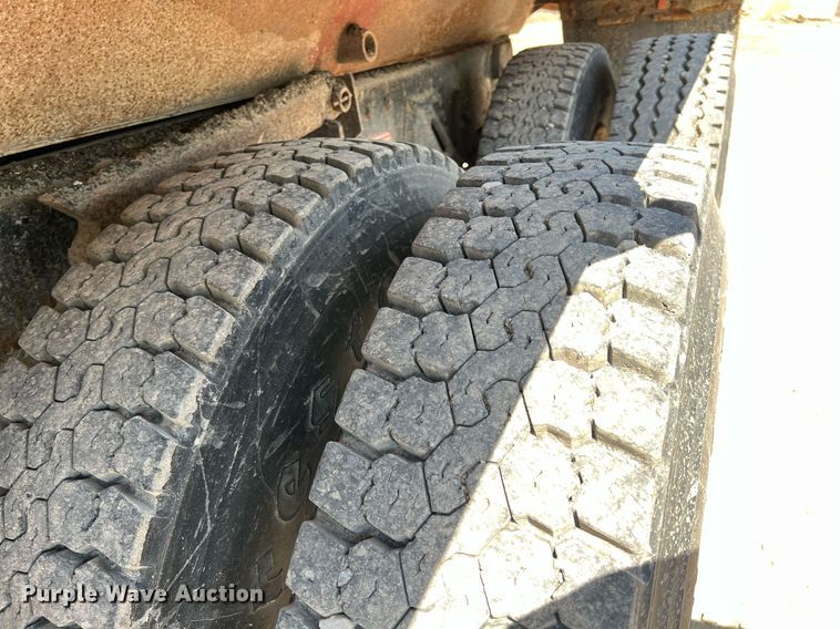 image for item LG9207 1997 International 4900  dump truck