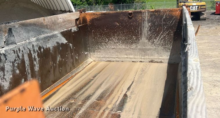 image for item LG9209 2003 Freightliner Business Class M2  dump truck