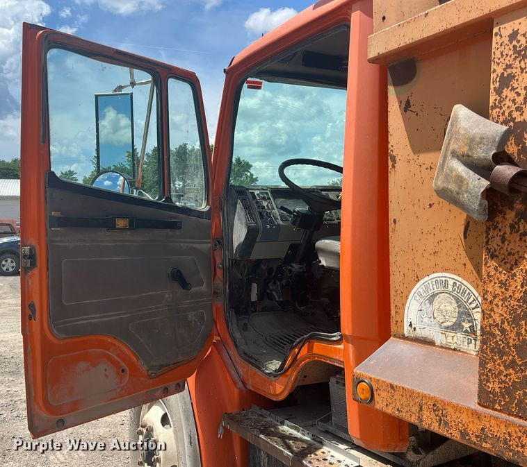 image for item LG9209 2003 Freightliner Business Class M2  dump truck