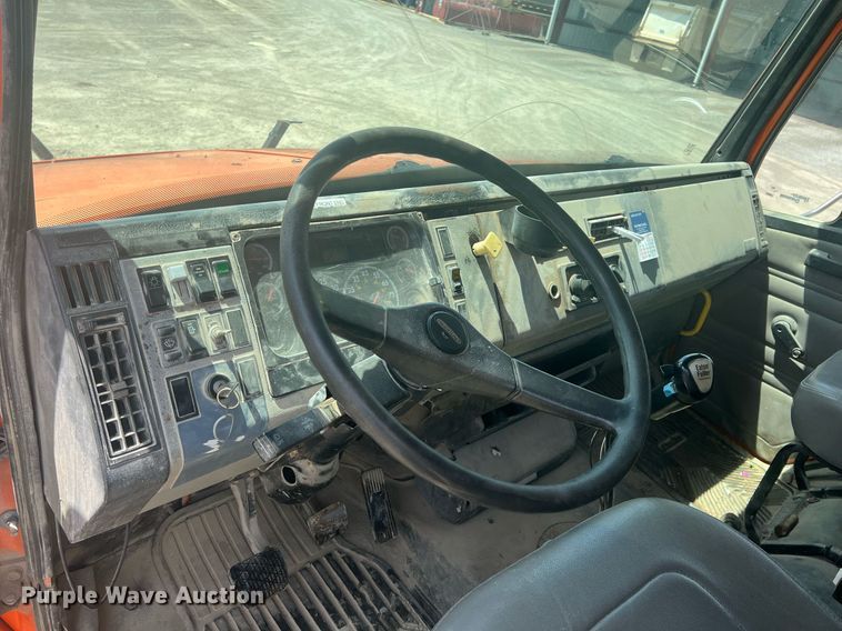 image for item LG9209 2003 Freightliner Business Class M2  dump truck