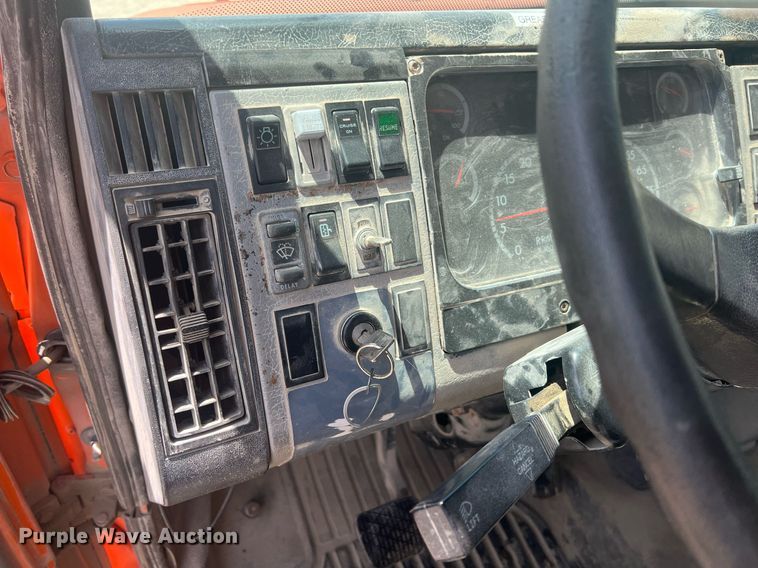 image for item LG9209 2003 Freightliner Business Class M2  dump truck