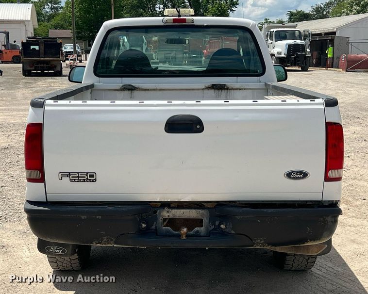 image for item LG9211 2004 Ford F250 Super Duty  pickup truck