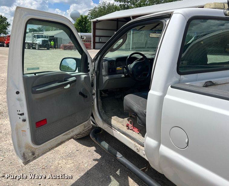 image for item LG9211 2004 Ford F250 Super Duty  pickup truck