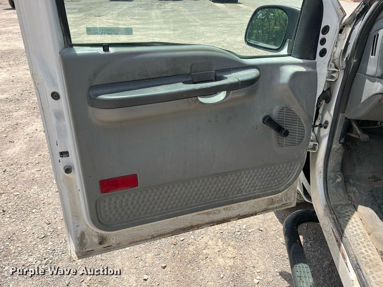 image for item LG9211 2004 Ford F250 Super Duty  pickup truck