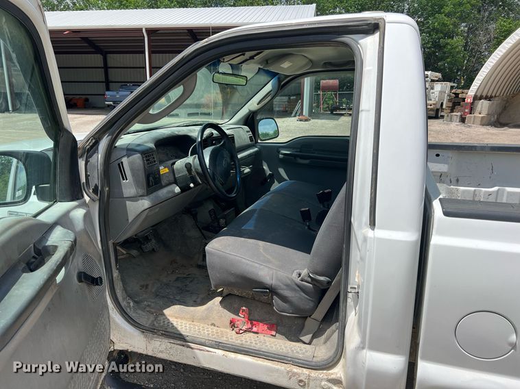 image for item LG9211 2004 Ford F250 Super Duty  pickup truck