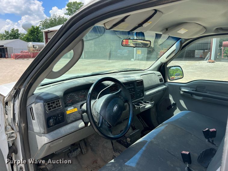 image for item LG9211 2004 Ford F250 Super Duty  pickup truck