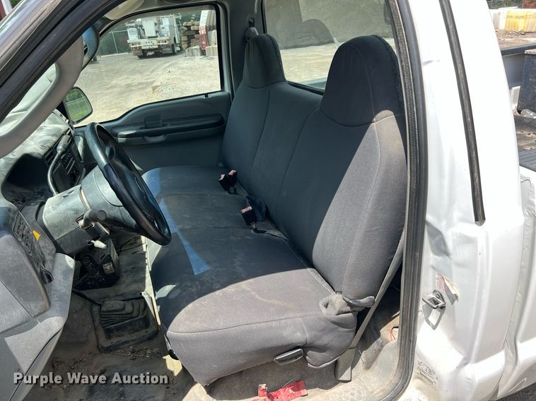 image for item LG9211 2004 Ford F250 Super Duty  pickup truck