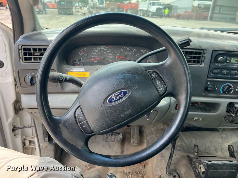 image for item LG9211 2004 Ford F250 Super Duty  pickup truck