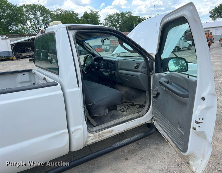 image for item LG9211 2004 Ford F250 Super Duty  pickup truck