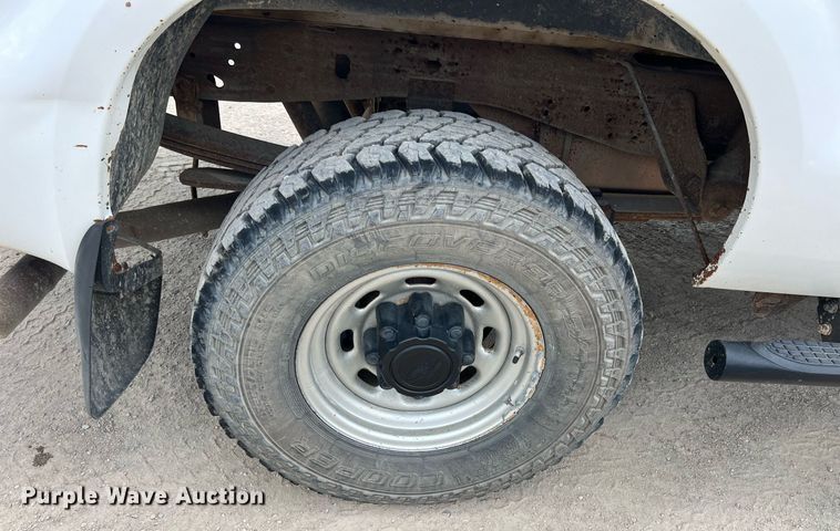 image for item LG9211 2004 Ford F250 Super Duty  pickup truck