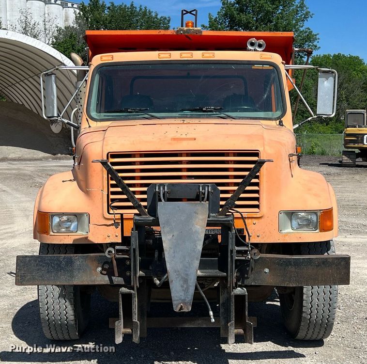 image for item LG9212 1996 International 4900  dump truck